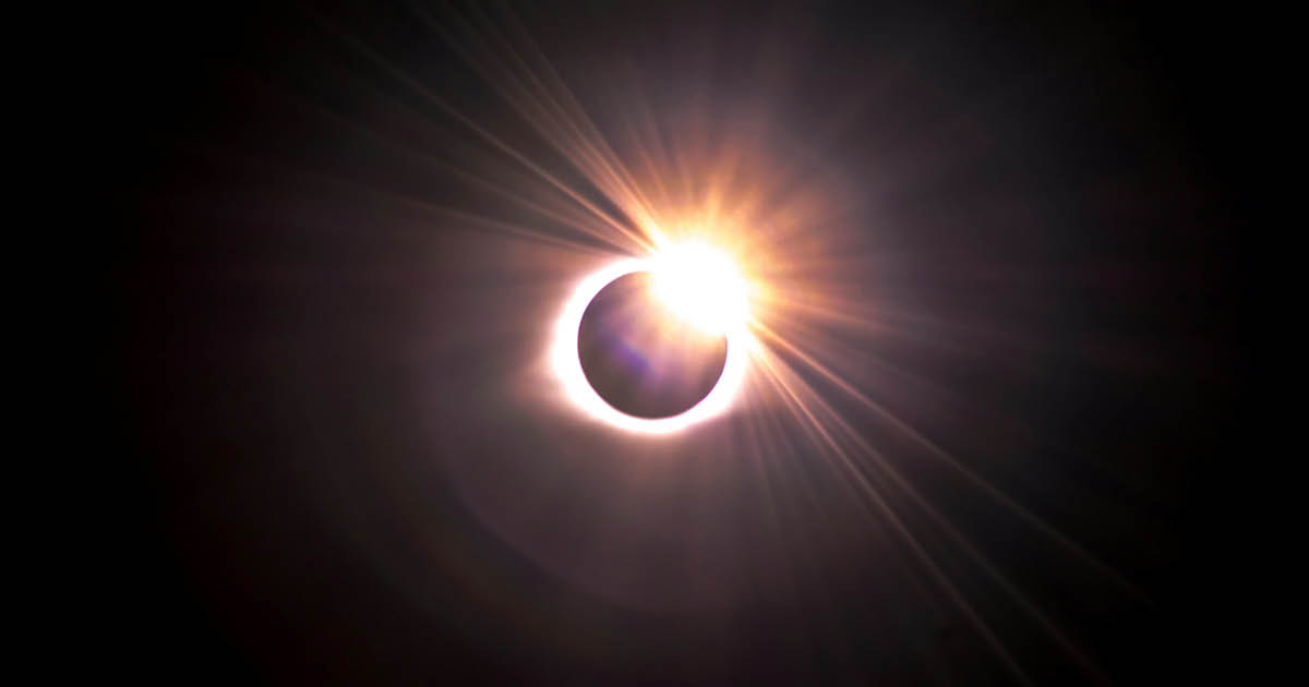 Nieuwe maan april 2024 en zonsverduistering: dit merk je